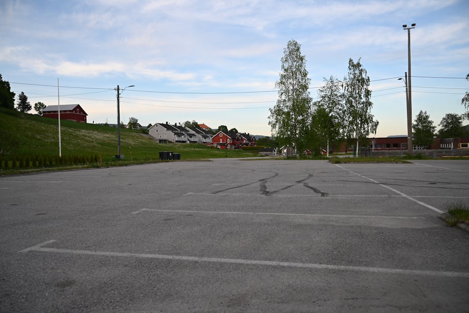 SAMLINGSPLASS I SENTRUM: Parkeringsplassen ved Bø ungdomsskule har blitt ein stadig meir populær møteplass for ungdom og bilmiljøet i Bø og omegn. Det fører med seg både støy og forsøpling og no har naboane fått nok.