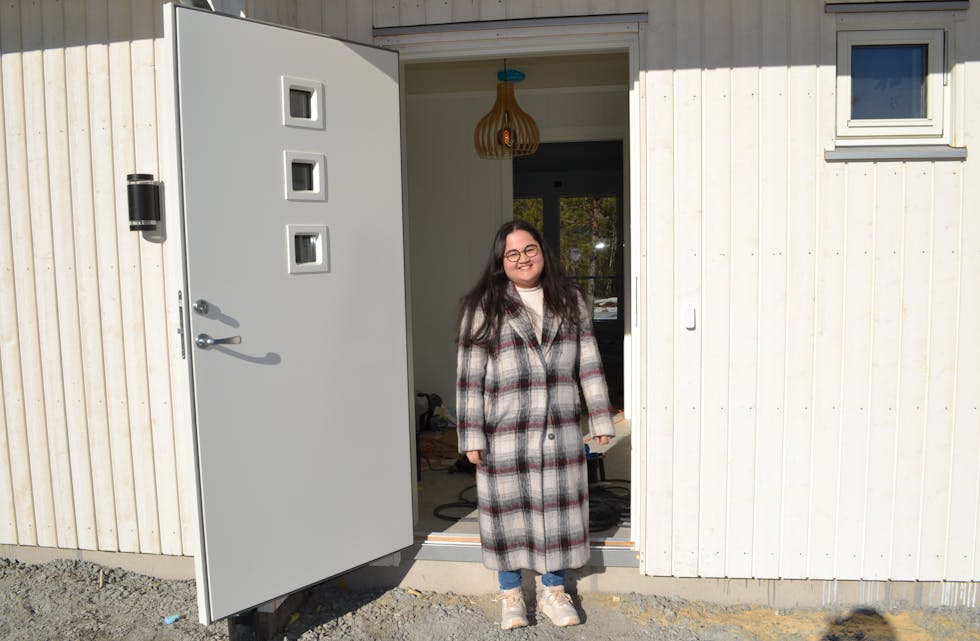 UNG: Sarah Skruverud (23) håpar ho kan inspirere andre unge til å byggje hus.