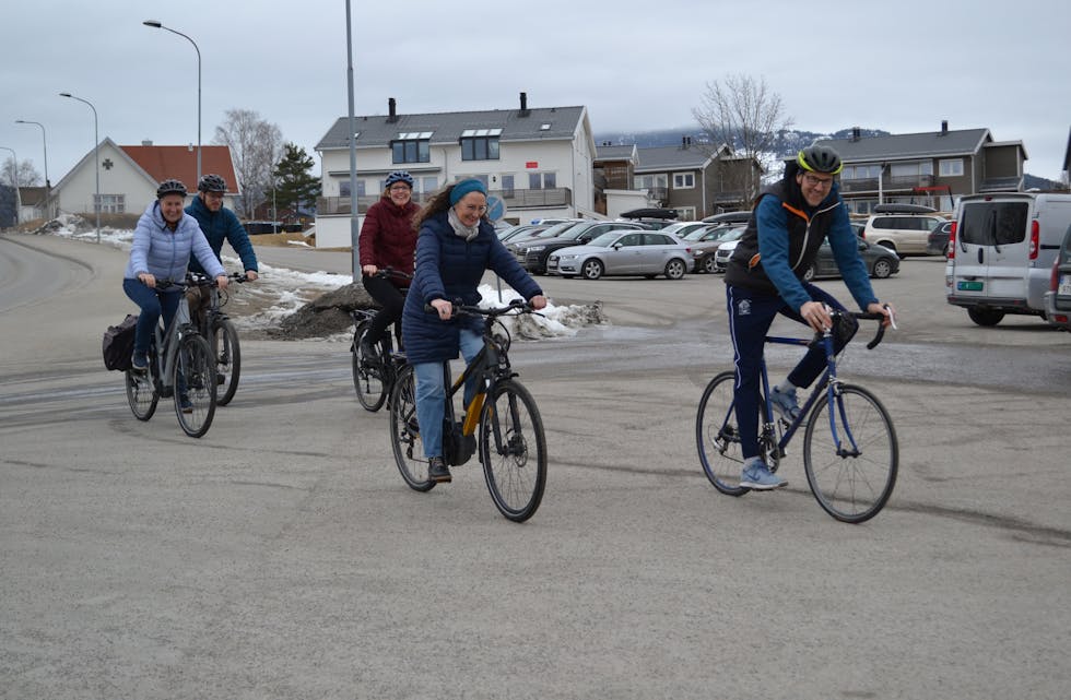PÅ VEG TIL JOBB: Det er stadig fleire tilsette ved Bø vidaregåande skule som vel å sykle til jobb, også på vinteren.