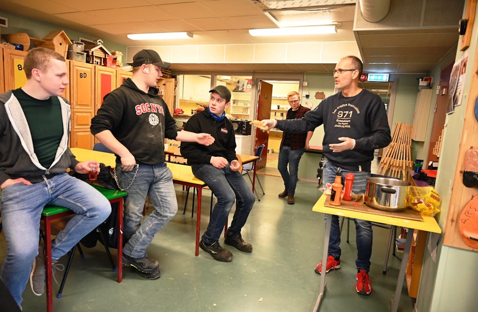 SERVERER UNGDOMMEN: Dag-Willy Mæland på jobb med ungdommar i Busken elevbedrift. Foto: Øystein Akselberg