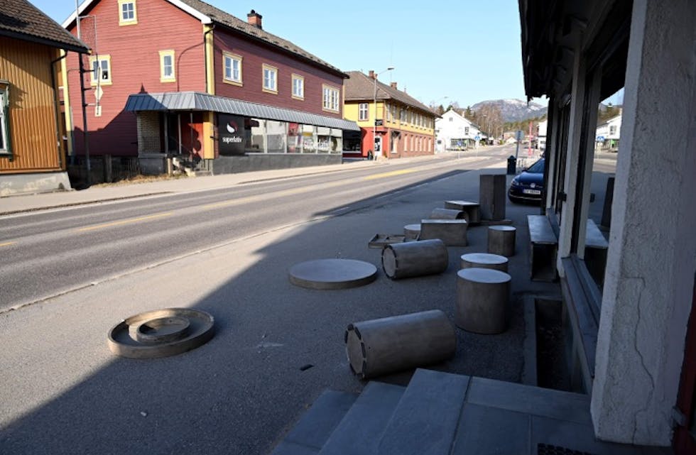 HÆRVERK: Fleire betongbord utanfor Blomsterstemning er øydelagt etter hærverk natt til sundag.