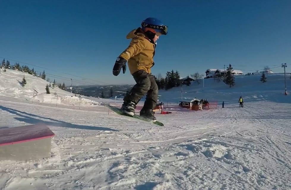 VINTERLAND: Millian Aaland (6) i eit flott svev på snøbrett i Vinterland. Lifjell snowboardklubb