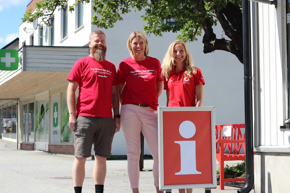 TURISTINFORMASJON: Turistkontoret er på plass på Akademika, midt i sentrum. F.v.Halvor Heldal, Heidi Bærland og  Marianne Dale.