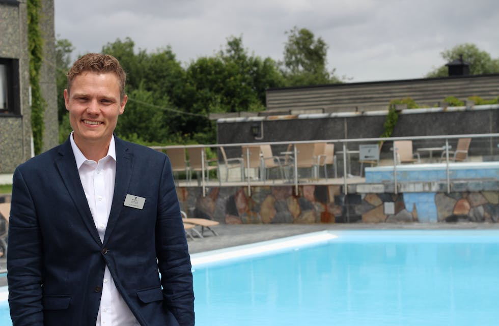 POSITIV: Etter ein spesiell vår, er hotelldirektør Ottar Langåsdalen nøgd med at sommarsesongen ser postiv ut for hotellet. Her ved bassenget i hotellhagen.