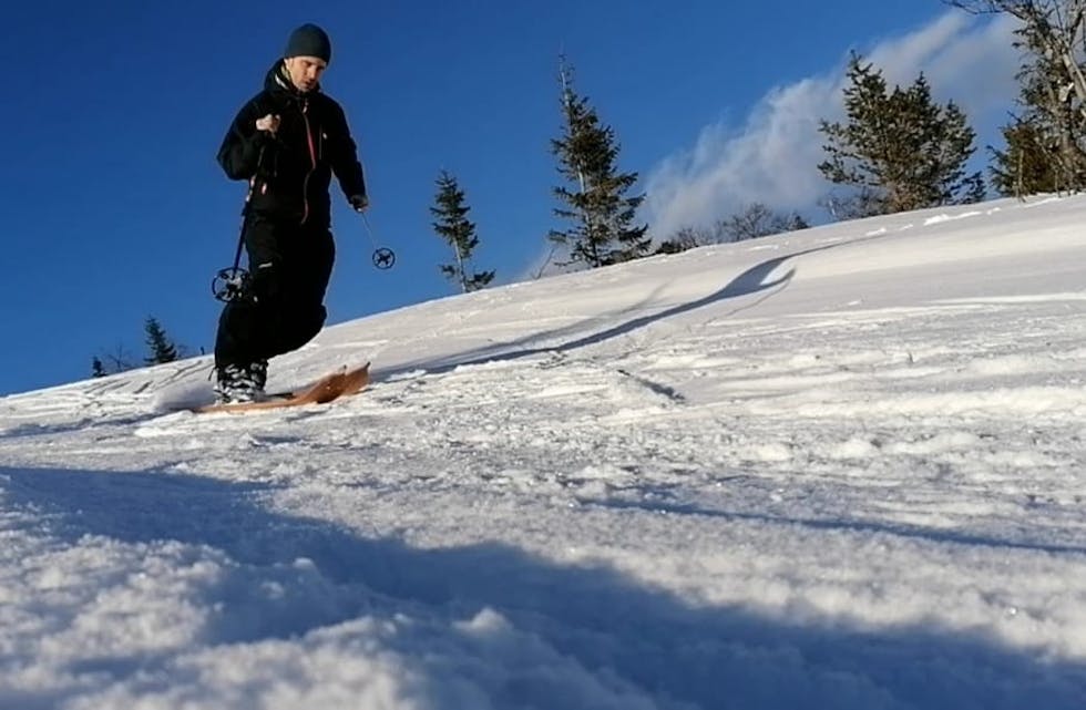 PÅ SJØLVLAGA SKI. Jostein Rorge laga fredag sine første skispor på Lifjell med eigenproduserte ski. Foto: sjølvportrett