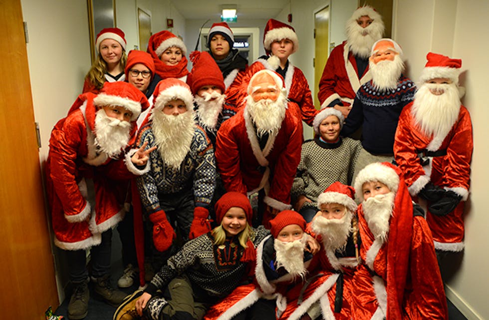 Julegrantenning Bø torg 25. desember 2018 5384 julenissane inne