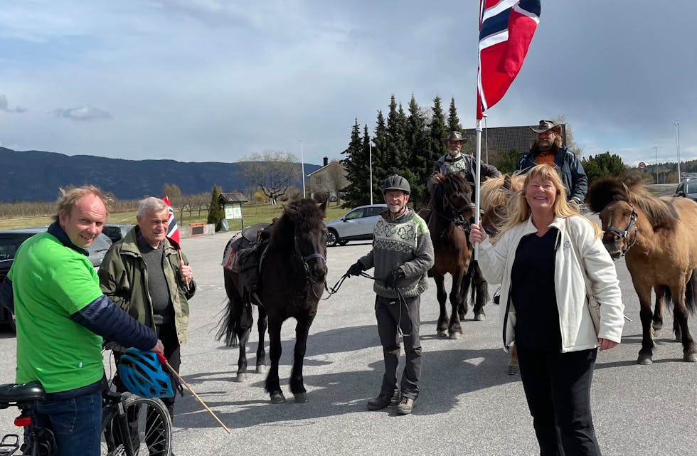 NOREG PÅ LANGS I VALKAMPEN. Turfølgjet som går Noreg på langs med hest møtte lokale Senterpartifolk på Årnes.