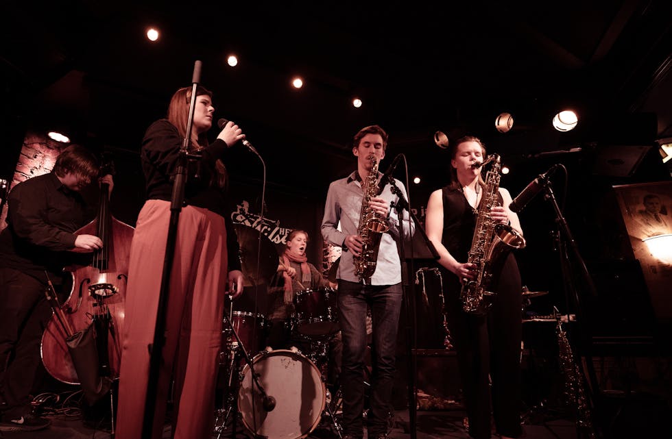 KJEMPAR OM JAZZPRIS: Ladybird Orchestra er eit av banda som kan vinne prisen Årets unge jazzmusikere 2020.  Ingrid Skåland Lia frå Bø er med som saksofonist.