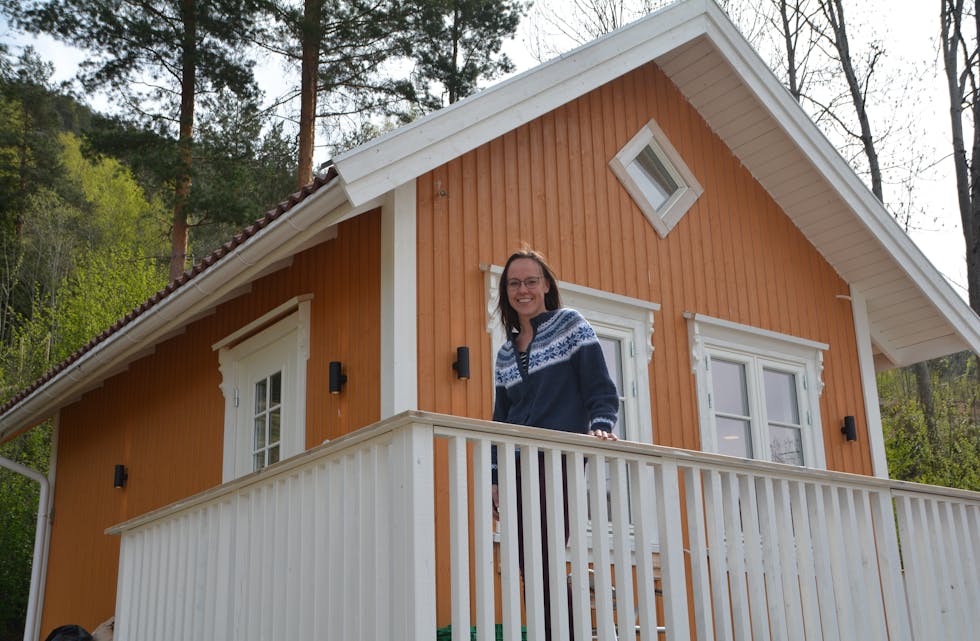 LIEN GÅRD: Linda Renate Hellekås utanfor eldhuset som er resaurert og ombygd til gardsbutikk og produksjonslokale.