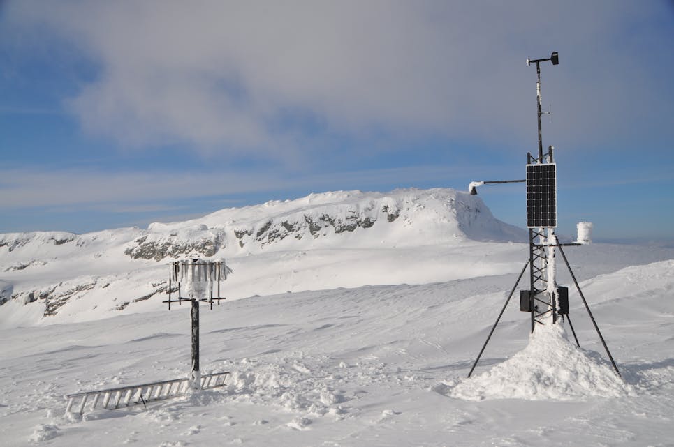 Vêrstasjon på Lifjell: Den meterologiske stasjonen, Øysteinnatten, står på 1102 moh. I bakgrunnen ser ein fjelltoppen med same namn.