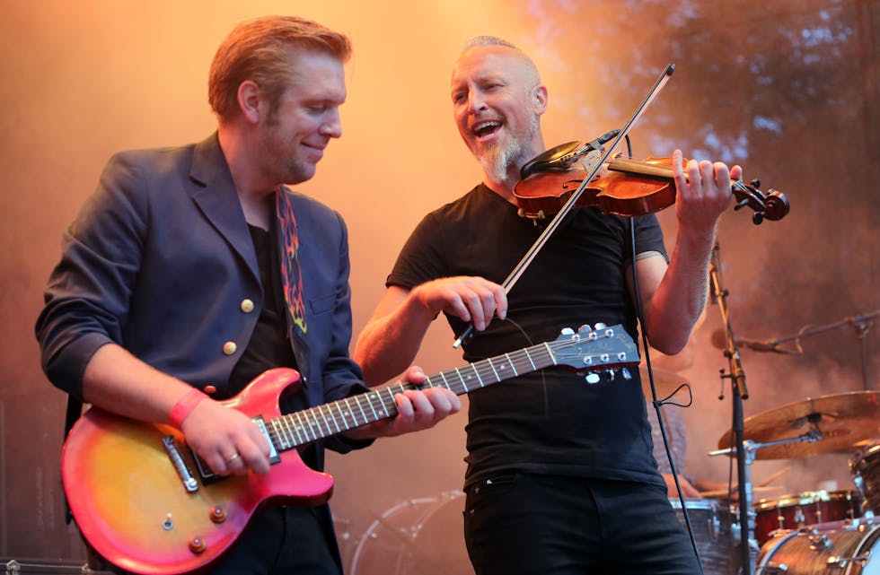 Først ut. Ni Liv-karane Jan Birger Akerhaugen (t.v.) og Jon Solberg blir å sjå og høyre som første artist ut i ein ny live-streama konsertserie frå Storsalen i Gullbring komande laurdag.