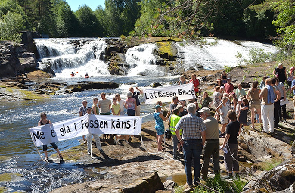 Markering mot utbygging: I juni 2018 arrangerte gruppa «Lat Oterholtfossen bruse» ei markering mot utbygging av fossen. Foto: Øystein Akselberg