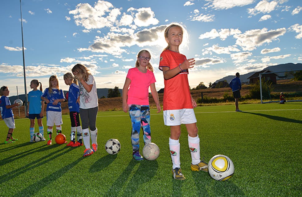 Sandvoll stadion barnefotball 5. sept 2016 1523 J 2008 jentetrening i motsol Karlbom Dahle