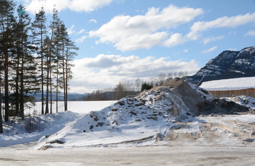 Lagring av snø. Eksempel på større snølager, her frå Sønstebøvegen vinteren 2018. Arkivfoto.