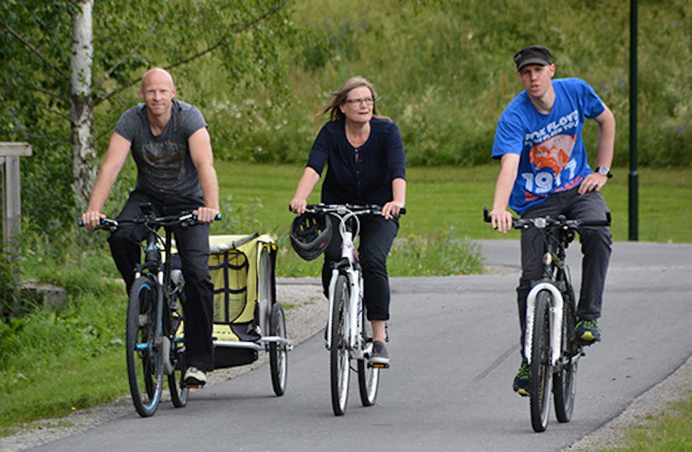KAN SYKLE TIL JOBB: Her er eksempel på tre som likar å sykle. Bilde frå sak om Sykkelbygda Bø.