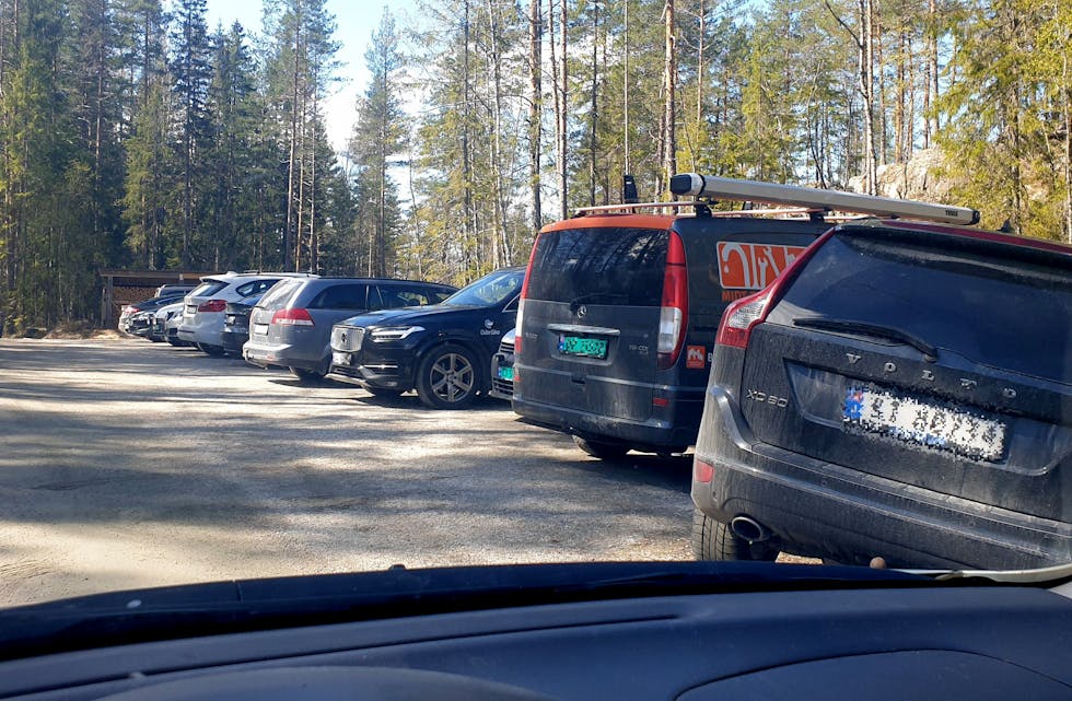 FULL PARKERING: Slik såg det ut ved parkeringa ved turstien til Gygrestolen førre sundag. Foto: Midt-Telemark kommune.