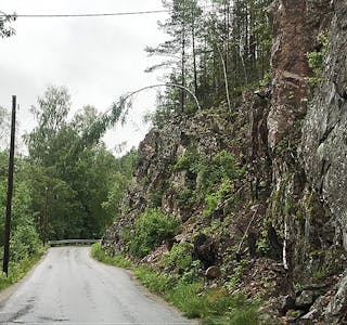 SMAL, MEN VIKTIG: Vegen er viktig som pendlarveg frå Midt-Telemark i retning Grenland, og er stadig under utbetring.