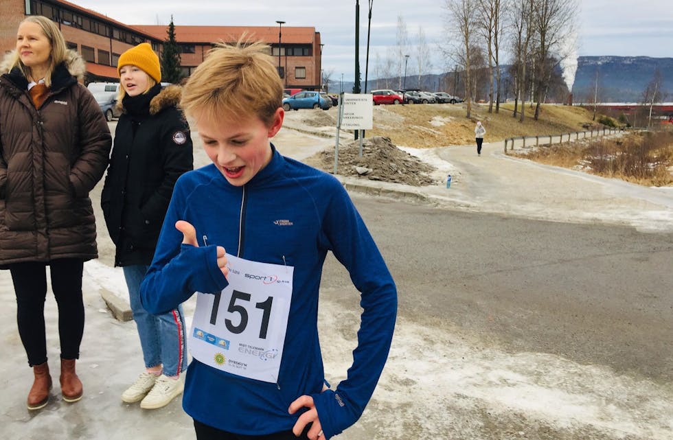 FØRST I MÅL. Oddmund Søgnen (14) i Skarphedin friidrett tok sigeren i 5 kilometer landevegsløp i Bø laurdag.