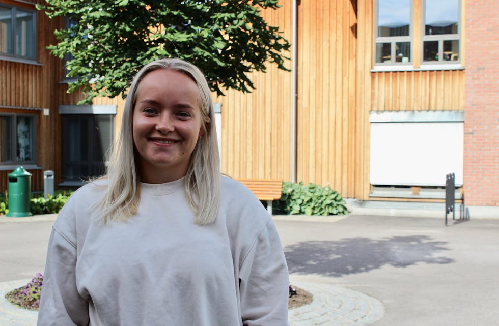 PLEIEMEDARBEIDAR: Rebekka (21) har sommarjobb på skjerma avdeling på sjukeheimen.