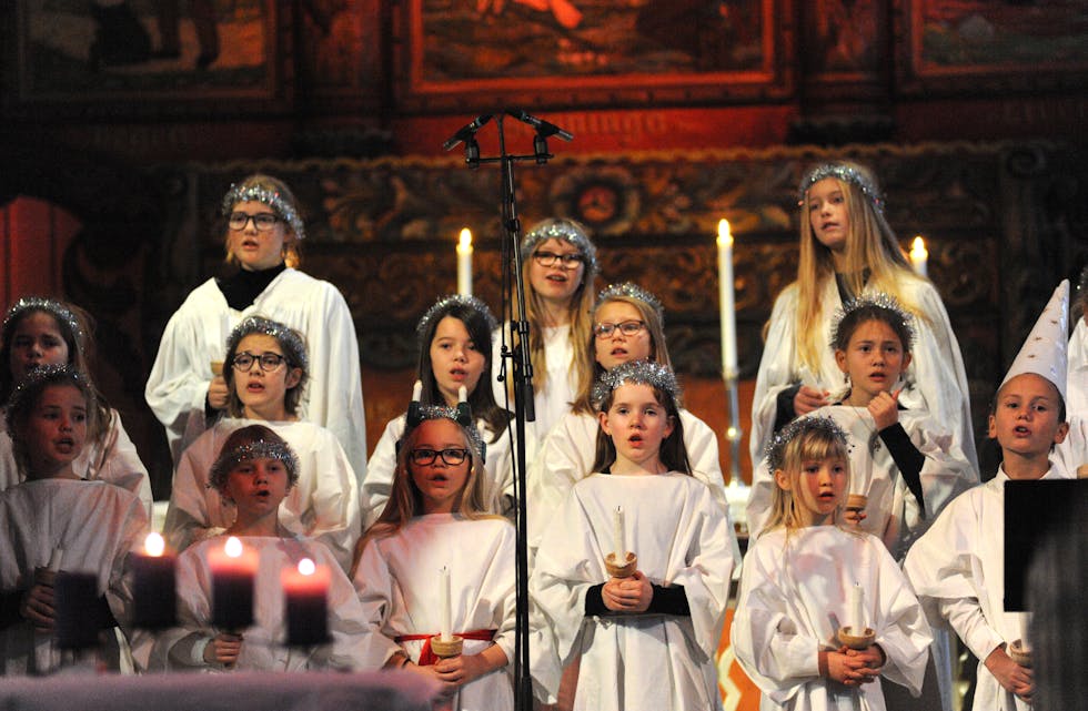 UNGE KORSONGARAR: Mange barn syng i kor i regi av Korskulen i Bø kyrkjelyd. Her frå Lucia-feiringa i Bø kyrkje i desember 2020. 