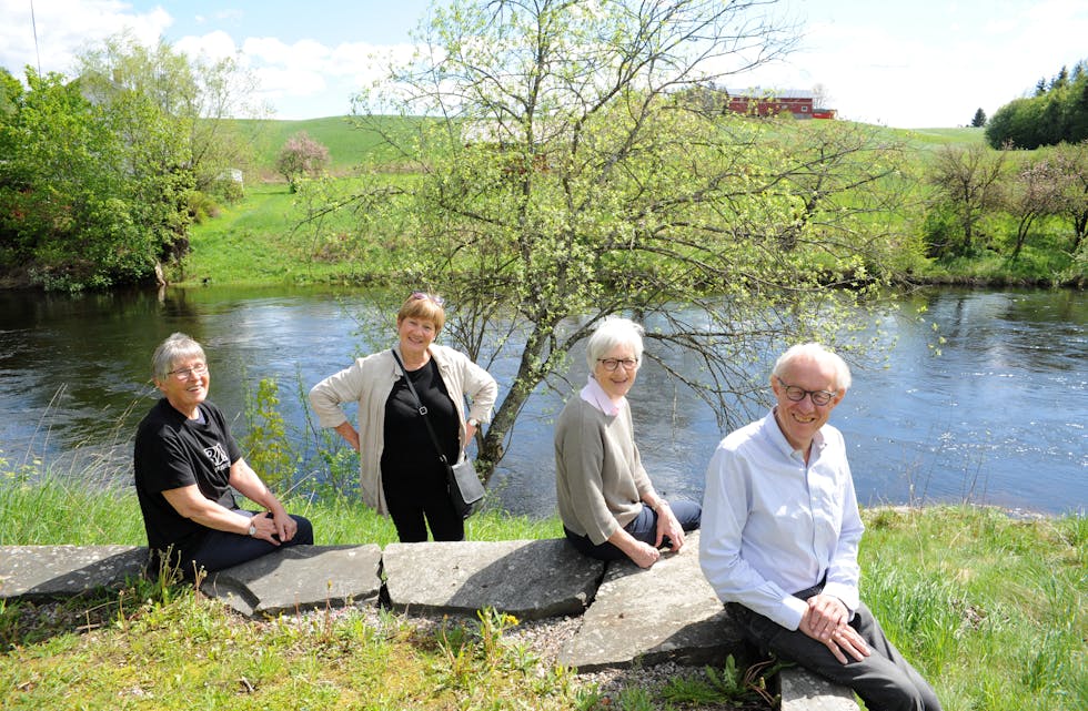 ELVELANGS: Bergit Li (f.v.), Jorid Vale, Aslaug Torstveit og Eivind Lønheim i Midt-Telemark museum inviterer til kulturhistorisk vårslepp elvelangs.