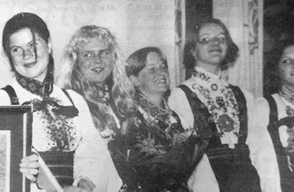 Inger Marie Olsen, Ingebjørg Bø, Marie Aarrestad, Margrete Seljord og Anita Lønnestad er glade og blide representatnar frå  Bø Juniorspelemannslag