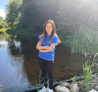 KUNNE IKKJE SYMJE: Samira Jafari (23) kunne ikkje symje då ho kom til Noreg i 2015. Nå har ho blitt instruktør i symjegruppa til Skarphedin IL. 