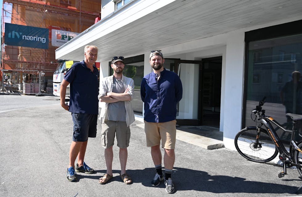 PÅ FLYTTEFOT: Huseigar Karstein Grivi (f.v.) og dei to bakarane Tomas Wiig og Andreas Figenschou på fortauget utanfor det nye lokalet til Bø brød.