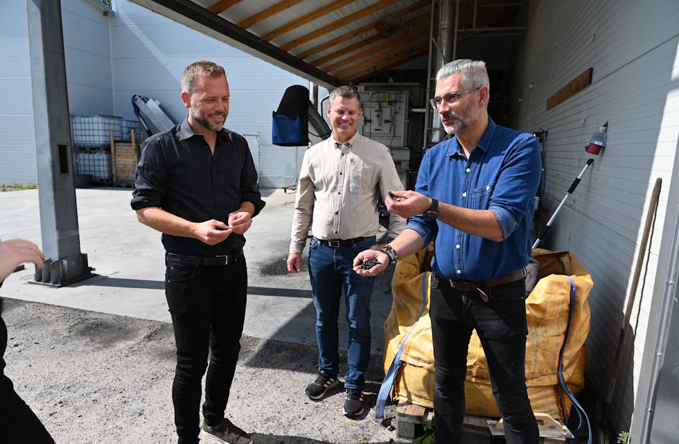 FÅR MILLIONAR TIL FORSKING: Standard Bios Walter Anker (t.h.) viser fram biokol som ferdig produkt for SV-politikarane Audun Lysbakken (t.v.) og Jørn Langeland.