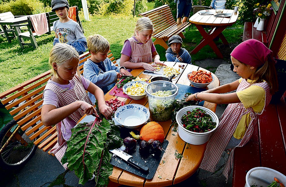 210812 Sommarviku på Evju 100821 8068 grønsaker Frida, Tobias, Anna Nikoline og Ester
