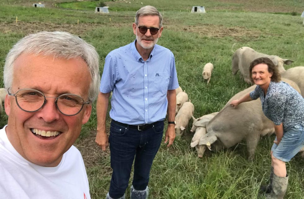 BESØK HOS GRISEBONDE: Dag Sele og Knut Duesund frå Partiet Sentrum har besøkt Bø-bonde Astrid Staurheim for å lære meir om økologisk grisedrift.