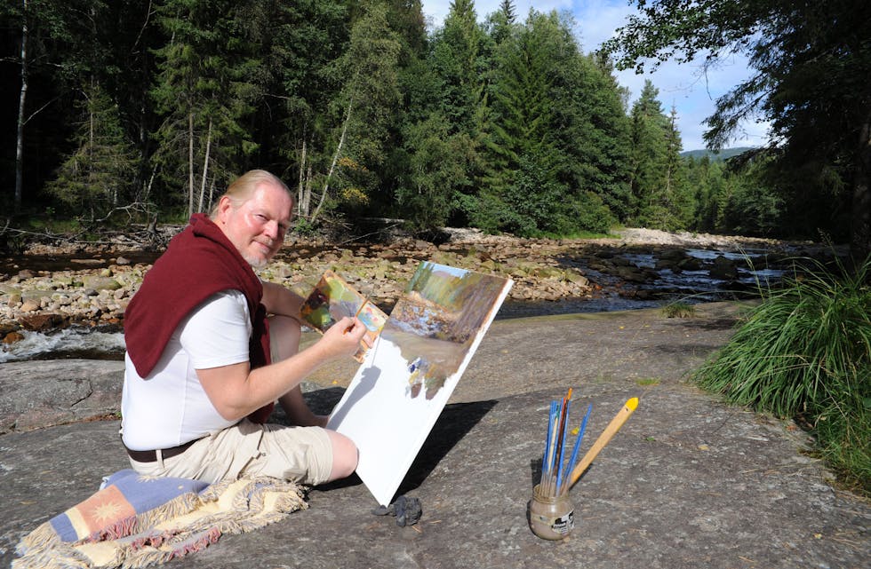 BERGINGSBRU: Ved Bergingsbru på Hørte kan ein ofte treffe på kunstaren Jonny Andvik som sit ute og målar.