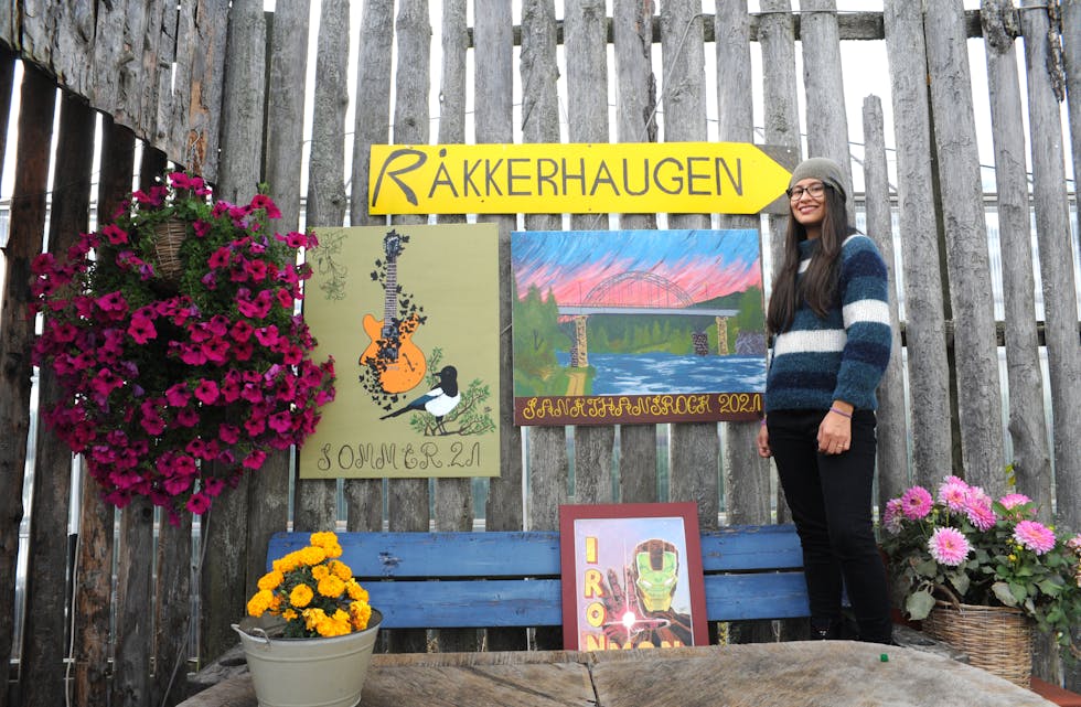 LOKAL INSPIRASJON: Til årets Sankthansrock på Patmos måla Kate Ladino bilde inspirert av rosemåling, musikkliv på Akkerhaugen, Sauarelva som ho bur like ved og fugleliv.