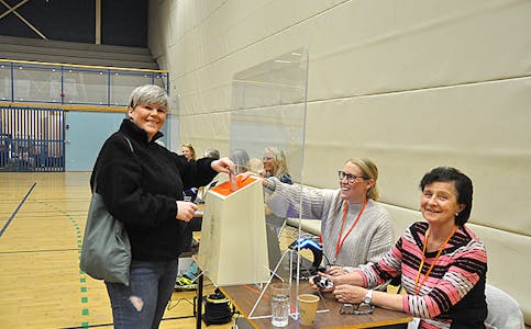 Val valdagen 2021  Bø stemmelokale stemme
 Irene Øygarden stemmer. Mari Mølstre t..v. og Reidun Moen passar på