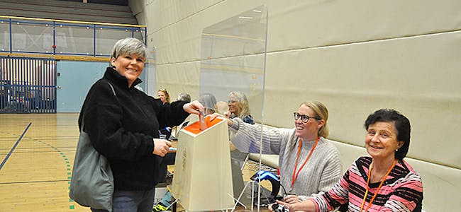Val valdagen 2021  Bø stemmelokale stemme
 Irene Øygarden stemmer. Mari Mølstre t..v. og Reidun Moen passar på