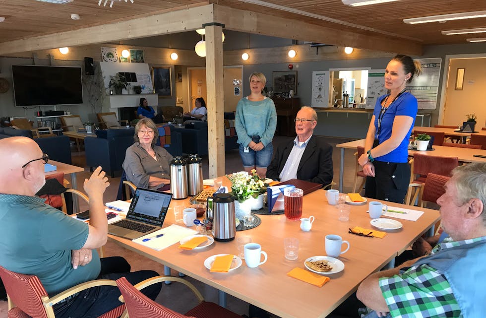 INFORMERTE ELDRERÅDET: Anne Lene Haugan (bak f.v.) og fagleiar Merete Pladsen Schei informerer Eldrerådet om nysatsinga jodacare.