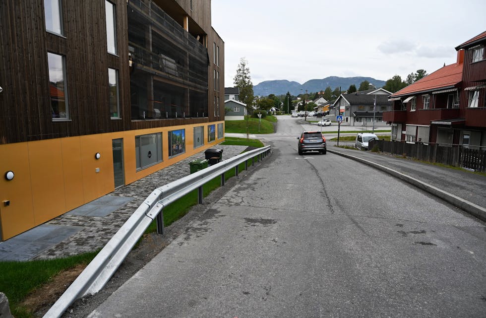 BLEI DISKUTERT I PLANUTVALET: I Lektorvegen forbi Høgvoll er det sett opp autovern i staden for ein mur. Vegen kan derfor ha blitt smalare enn kommunal norm. 