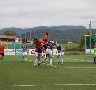 Heftige duellar: Lokalderby mellom Bø og Nome på fotballbana i dag. Foto: Kanalen/ Tor Espen Simonsen