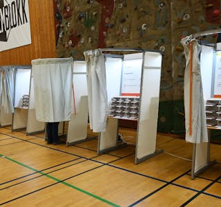 STORTINGSVALET 2021: Her bak gardinene i vallokalet har årets Stortingsval blitt avgjort. Bilde frå Bø valkrins, i Gullbring kulturanlegg. 