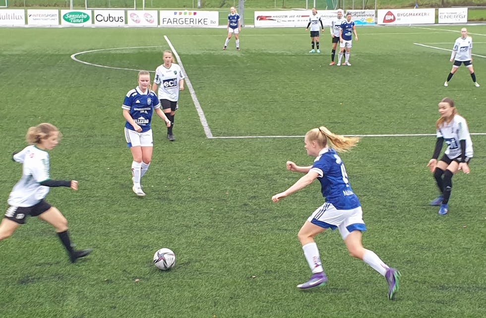 TO KAMPAR: Begge A-laga til Skarphedin fotball på seniornivå har spelt en bortekamp denne veka. Her frå da damene møtte Hønefoss BK 2 på Sandvoll tidlegare i haust. 