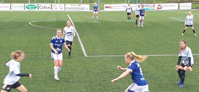 TO KAMPAR: Begge A-laga til Skarphedin fotball på seniornivå har spelt en bortekamp denne veka. Her frå da damene møtte Hønefoss BK 2 på Sandvoll tidlegare i haust. 