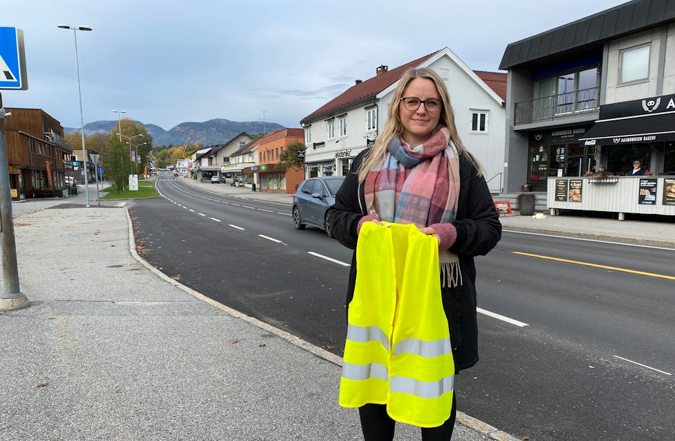 BRUK REFLEKS: Karin Hagen i Trafikksikkerhetsutvalet i fylkeskommunen oppfordrar alle vaksne til å bli flinkare til å bruke refleks.