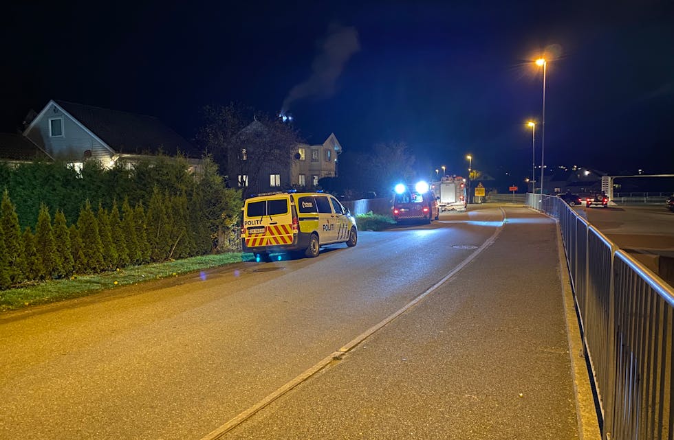 PIPEBRANN: To bilar frå brannvesenet og ein politibil rykka ut til pipebrann i Gamleveg, laurdag kveld. 