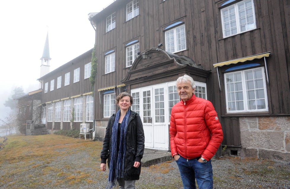 NYSATSING: Etter mange stengde år skal det igjen bli folk og aktivitet i den eldste delen av Lifjell hotell. Bak nysatsinga står eigar Helge Solberg og kunstnar Zoé Eskes.