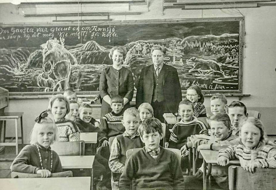 Lærar Jon Evju med elevar på Melum skole på 1950-talet. Ein av elevane på bildet har fortalt at dei gleda seg til å kome inn igjen etter friminutta, for da hadde ofte Jon teikna tavla full og fortalte spennande historier om troll og spøkeri.