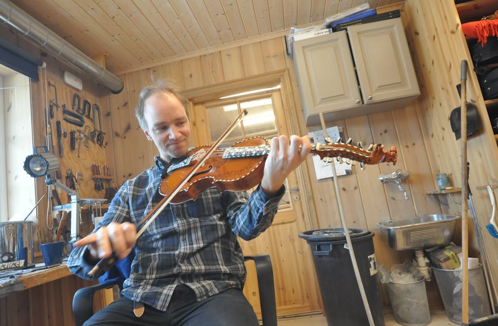 STORFELE: Felemakar Ottar Kåsa med storfela som han har laga til ein av Noregs fremste bratsjistar.
