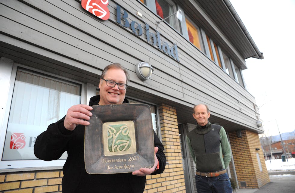 PRISVINNAR: Vinnar av Heidersprisen 2021, Tor Arne Hegna, med prisvinnarfatet laga av keramikar Martha Bjelland Bø. Styreleiar Eivind Eckbo overrekte prisen på vegner av styret.