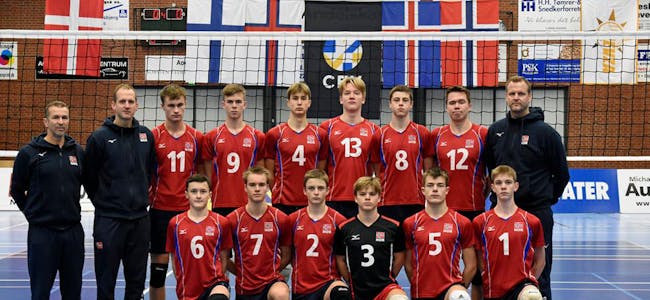 LANDSLAGET: Endre Tvinde (nr. 2 frå høgre, bak) har igjen spelt med det norske flagget på brystet. Her med U18-landslaget i volleyball. 