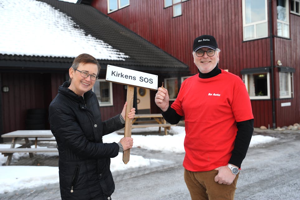 LEIARSKIFTE: Ny leiar i Kirkens SOS Telemark, Audun Haga, var nyleg på Gvarv og fekk nøkkel til det lokale vaktrommet av Melle Aakenes. Haga nytta høvet til ein shoppingtur til Bø Auto. 