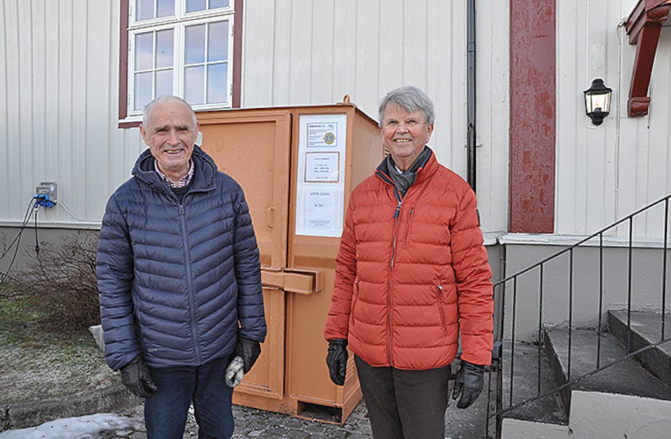 Tor Magne Kåsene t.h. og Dieter Oswald. Lions Bø Røde Fjær innsamling sal av sandsekkar